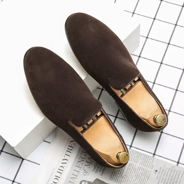 Mode classique hommes chaussures en daim mâle pointu marron noir sans lacet mocassins robe de mariée