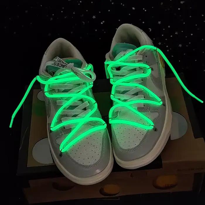 Lacets fluorescents lumineux ronds brillent dans la nuit noire couleur lacet sport toile chaussure l