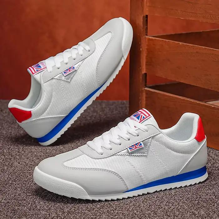 Une paire de chaussures de sport décontractées pour hommes, légères, respirantes, confortables, polyvalentes, tendance et décontractées, adaptées aux activités de plein air pour hommes, au camping, à 