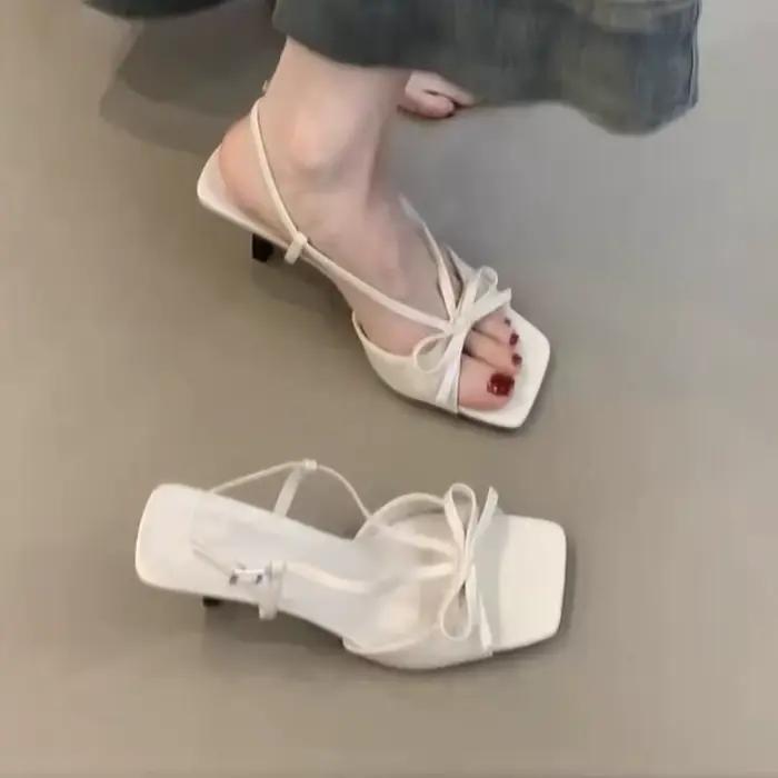 Sandales d'été à brides ouvertes avec nœud