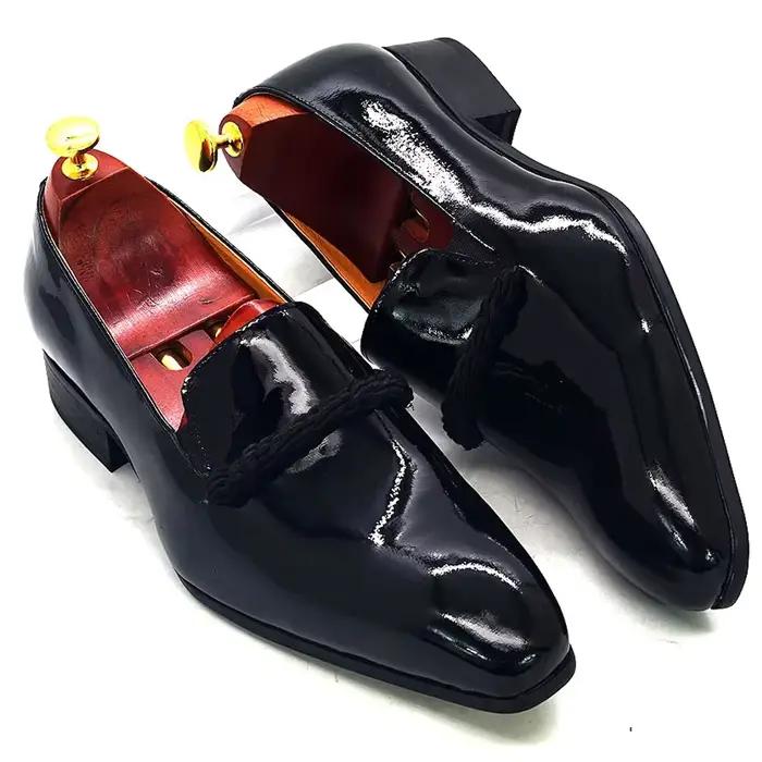 Mocassins Felix Chu en cuir verni noir pour homme, bout pointu, détails en ficelle, chaussures habillées pour événements formels et mariages