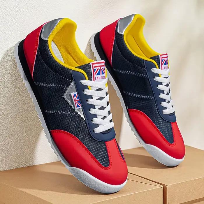 Une paire de chaussures de sport décontractées pour hommes, légères, respirantes, confortables, polyvalentes, tendance et décontractées, adaptées aux activités de plein air pour hommes, au camping, à 