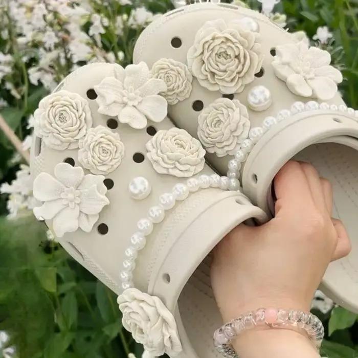 Breloques de chaussures en plastique ornées de motifs floraux 3D pour femmes, accessoires de chaussures décoratifs en blanc, beige, rose, noir et marron