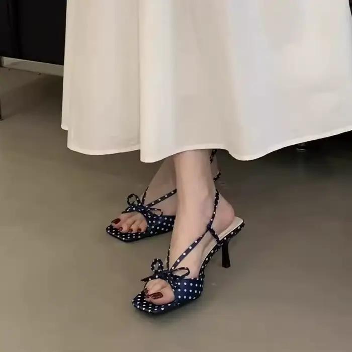 Sandales d'été à brides ouvertes avec nœud