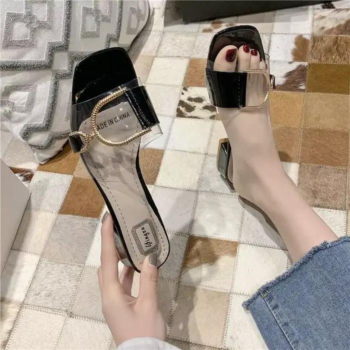 Chaussures claires blanches à talons bas