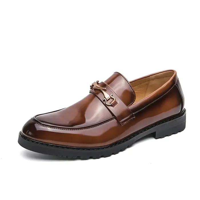 Mocassins en cuir verni marron pour hommes, chaussures habillées à enfiler avec boucle métallique, chaussures de ville formelles confortables et antidérapantes pour hommes