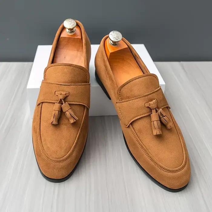 Mocassins à pompons pour hommes, chaussures confortables en daim, mocassins de mariage à talons bas, chaussures de conduite rétro antidérapantes de Style britannique