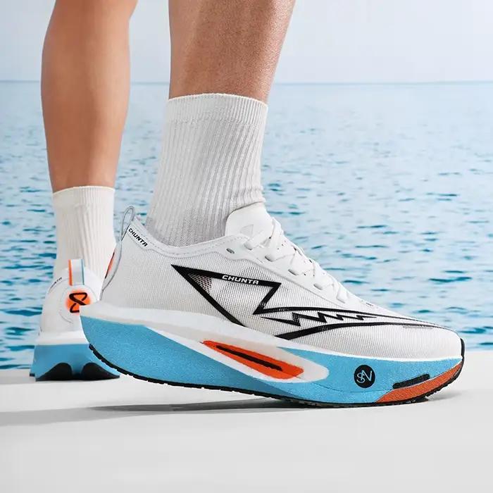 Chaussures de course avec plaque en carbone