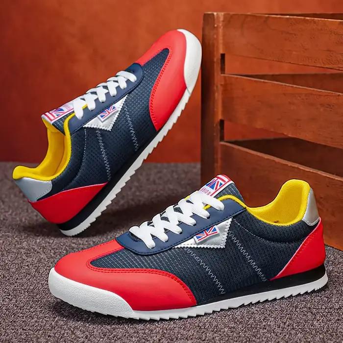 Une paire de chaussures de sport décontractées pour hommes, légères, respirantes, confortables, polyvalentes, tendance et décontractées, adaptées aux activités de plein air pour hommes, au camping, à 