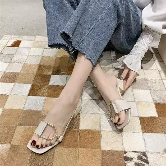Chaussures claires blanches à talons bas