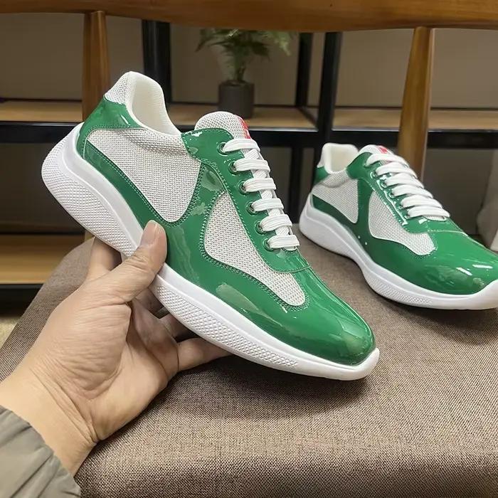 Nouvelles baskets décontractées pour hommes 2026 en cuir verni brillant avec empiècements en maille