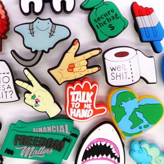 Nouveauté 1 pièces drôle PVC chaussures breloques Clown requin papier toilette sandales décorations
