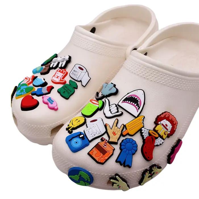 Nouveauté 1 pièces drôle PVC chaussures breloques Clown requin papier toilette sandales décorations