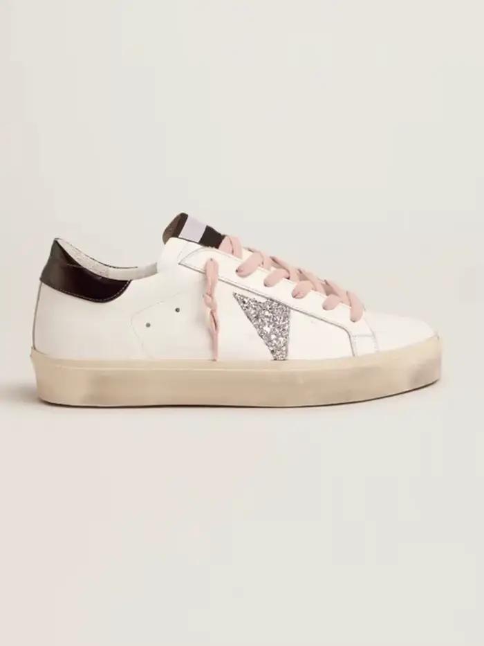 Baskets streetwear délavées, contraste de couleurs audacieux, look urbain