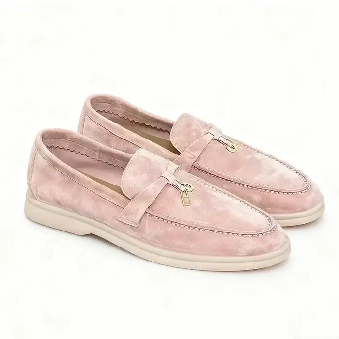Mocassins en daim, élégants avec décorations métalliques, semelle antidérapante