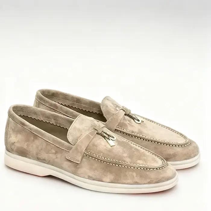 Mocassins en daim, élégants avec décorations métalliques, semelle antidérapante