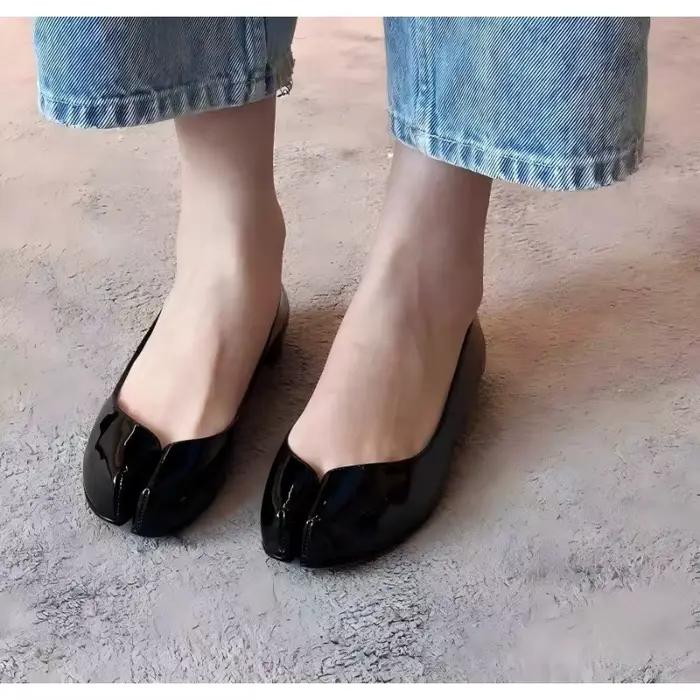 Chaussures en cuir verni à bout fendu