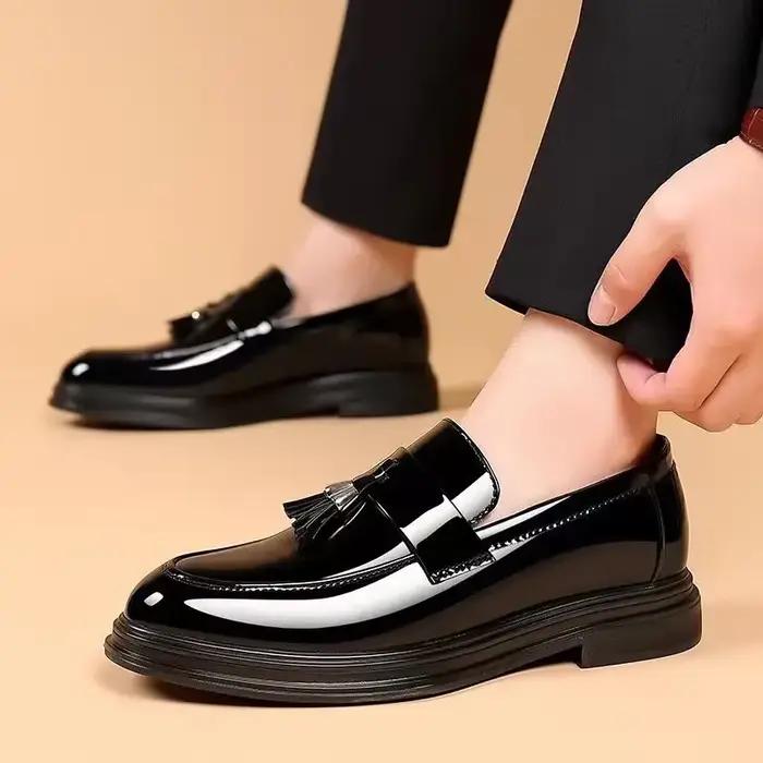 Chaussures en cuir verni noir pour hommes