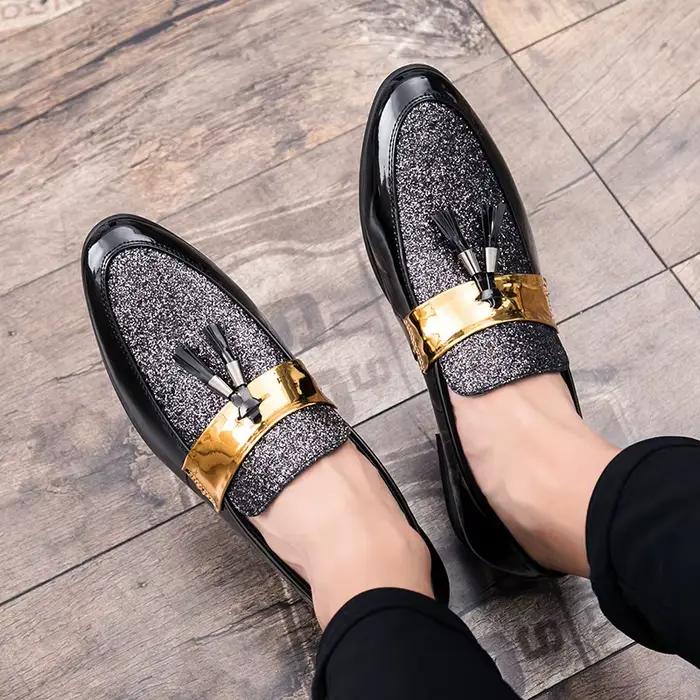 Chaussures plates noires et dorées pour hommes