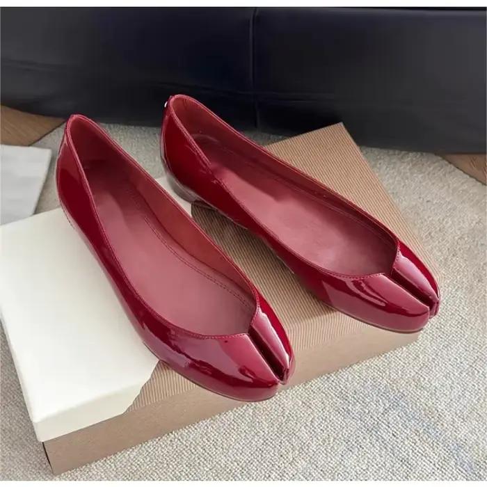 Chaussures en cuir verni à bout fendu