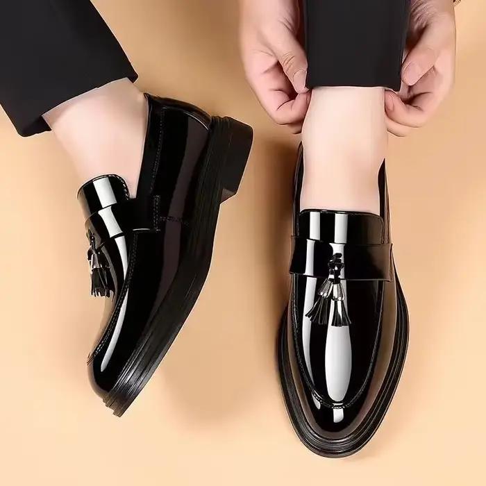 Chaussures en cuir verni noir pour hommes