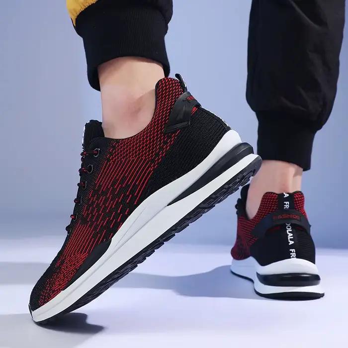 Hommes rehaussant chaussures ascenseur