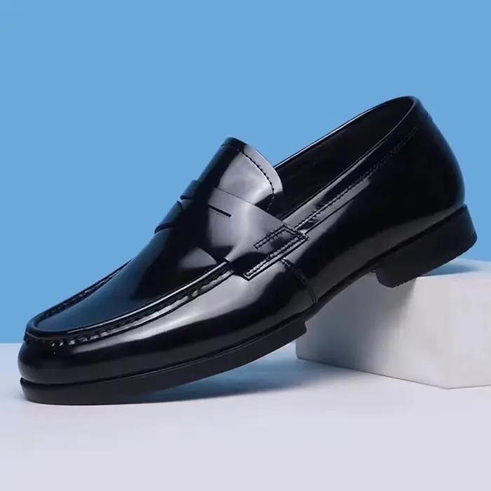 Mocassins de mode pour hommes Vente chaude de la saison Chaussures de haricots à surface brillante One-Touch Formal Business Casual Talon bas en cuir...