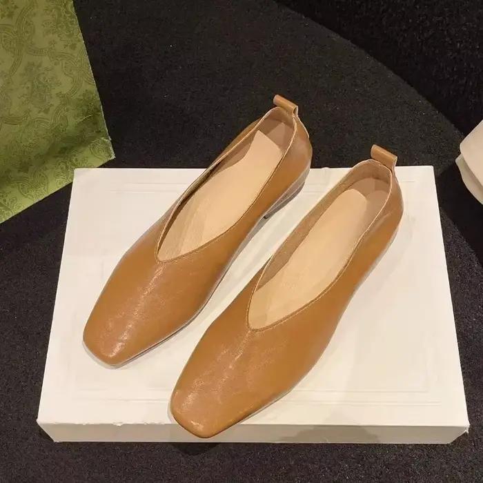 Chaussures simples à bout carré et bouche peu profonde