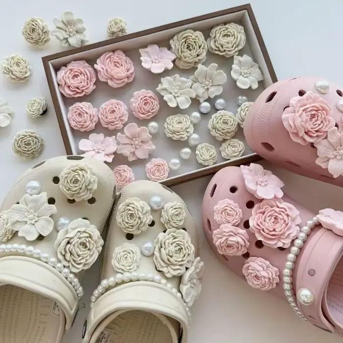 Breloques de chaussures en plastique ornées de motifs floraux 3D pour femmes, accessoires de chaussures décoratifs en blanc, beige, rose, noir et marron