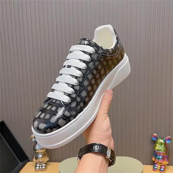 Baskets décontractées pour hommes en cuir gaufré crocodile