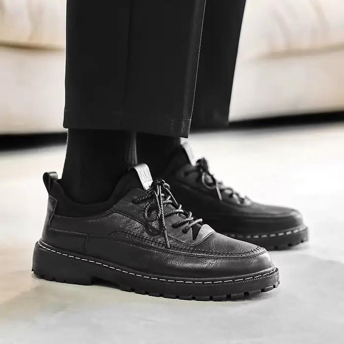 Chaussures en cuir noir à la mode pour hommes