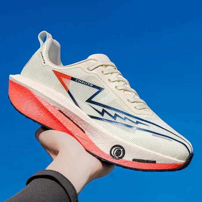 Chaussures de course homme 2026 avec plaque carbone respirantes légères confortables et modernes pour entraînement marathon et usage quotidien