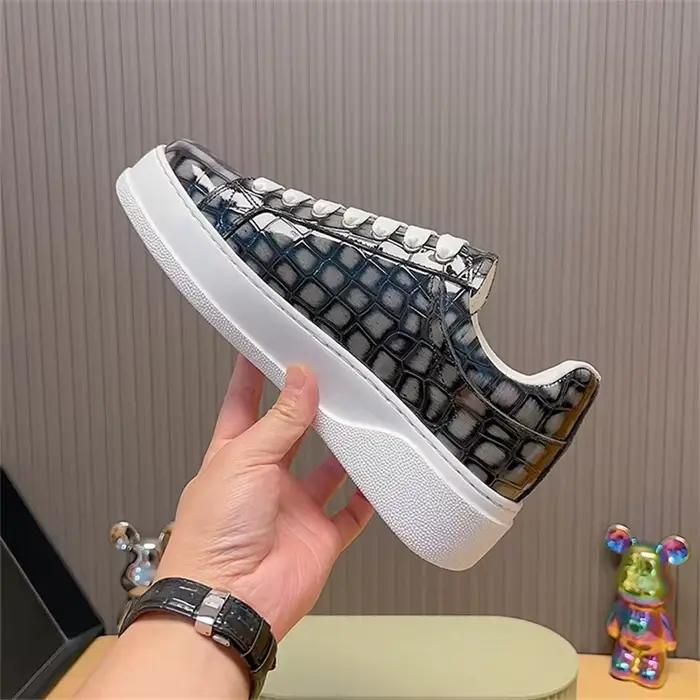 Baskets décontractées pour hommes en cuir gaufré crocodile